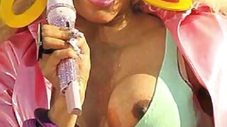 گرم ، شہوت انگیز بیب کے ساتھ رسیلی boobies برن موسم گرما میں چوسنے کی عادت ہے ایک بڑی فیلم پورن سینمایی phallus